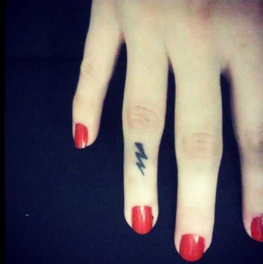 Tatuagem de uma menina no dedo - relâmpago