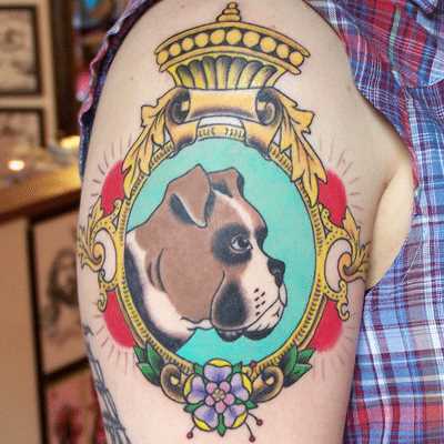 Tatuagem de uma menina no ombro - cão no quadro