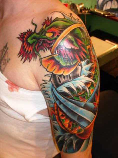Tatuagem de uma menina no ombro de - dragão
