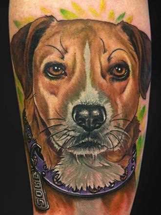 Tatuagem de uma menina no ombro em forma de cão