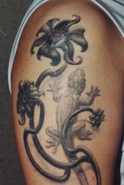 Tatuagem de uma menina no ombro em forma de lagarto