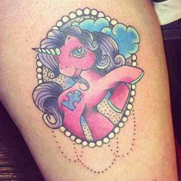 Tatuagem de uma menina no ombro - que é um unicórnio