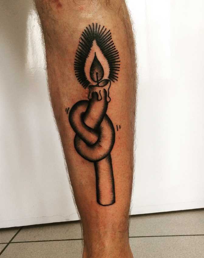 Tatuagem de uma vela sobre a perna de homens