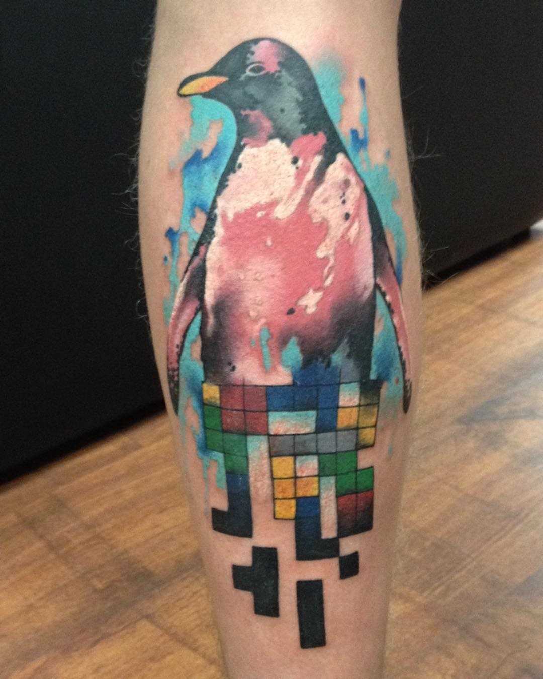 Tatuagem do pinguim sobre a perna de homens