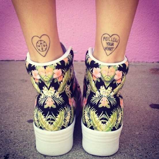 Tatuagem em canelas uma menina de coração