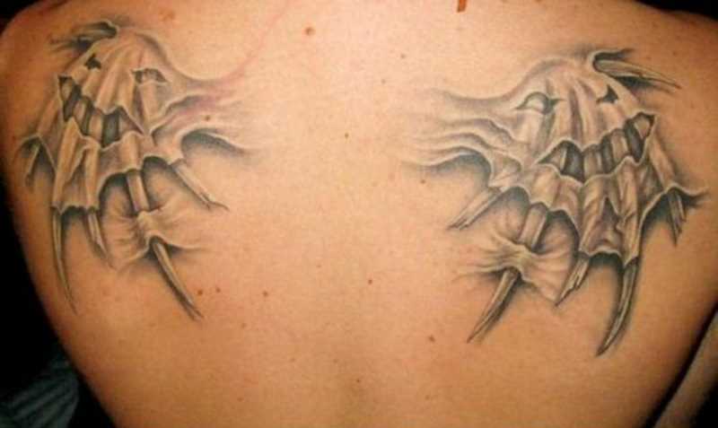 Tatuagem em lâminas, as meninas como as asas de uma