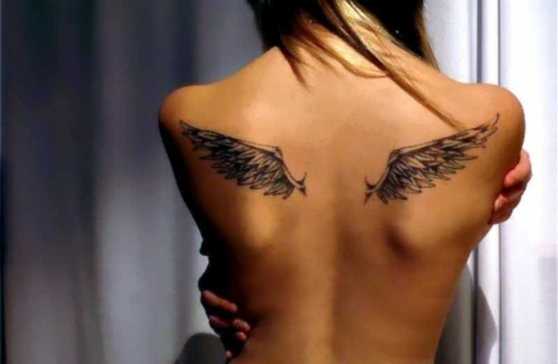 Tatuagem em lâminas menina como as asas de uma