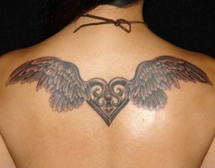 Tatuagem em lâminas meninas - asas e coração