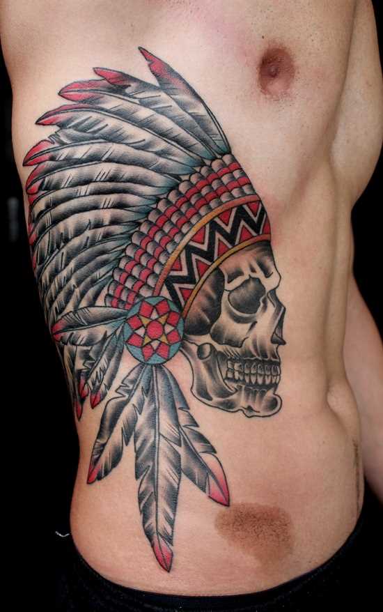 Tatuagem em seu lado um cara de crânio indiano