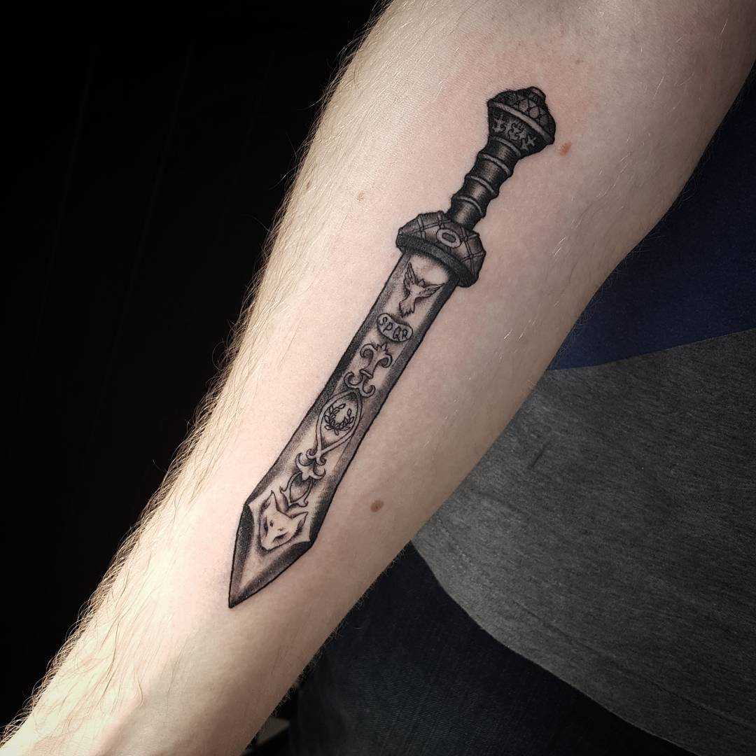 Tatuagem espada no antebraço homens