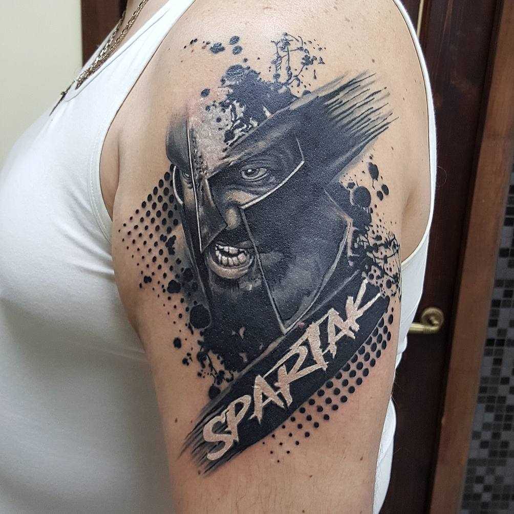 Tatuagem espartano no ombro do cara