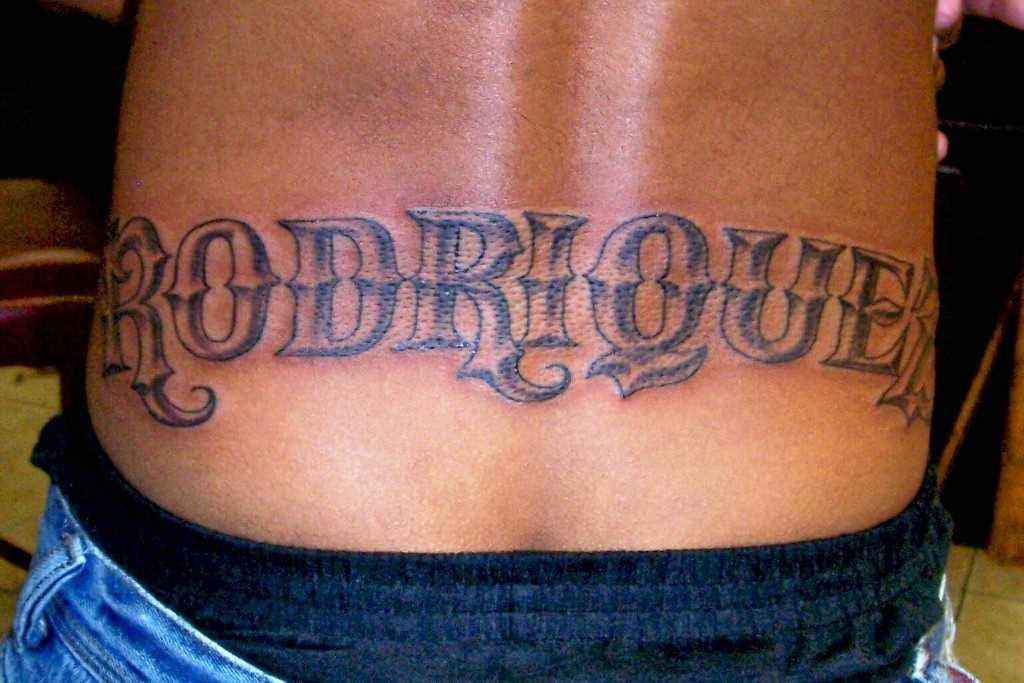 Tatuagem estilo chicano - lettering no cóccix cara