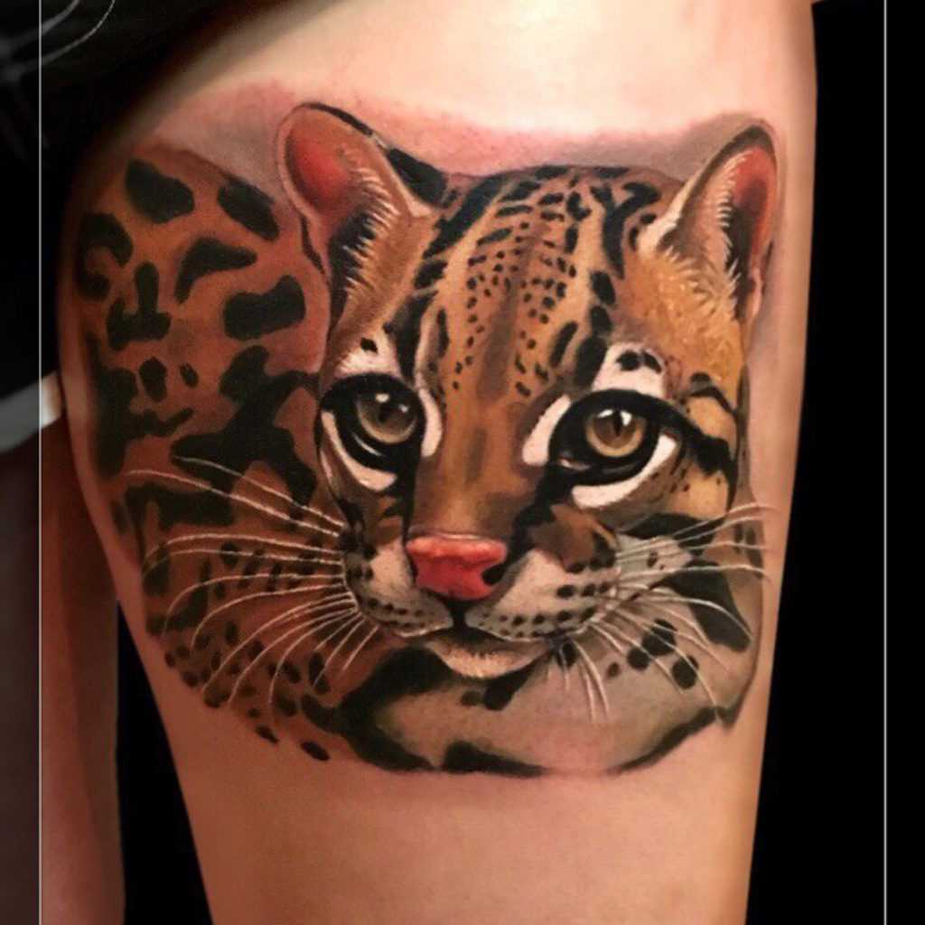Tatuagem feminina de quadril - pequeno leopardo