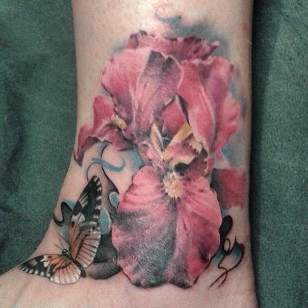 Tatuagem feminina - flor e borboletas