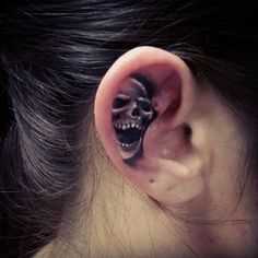 Tatuagem feminino ouvido estilo chicano de crânio