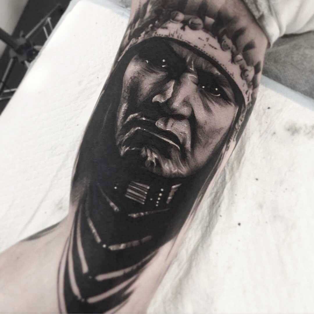Tatuagem indiano na mão de um cara