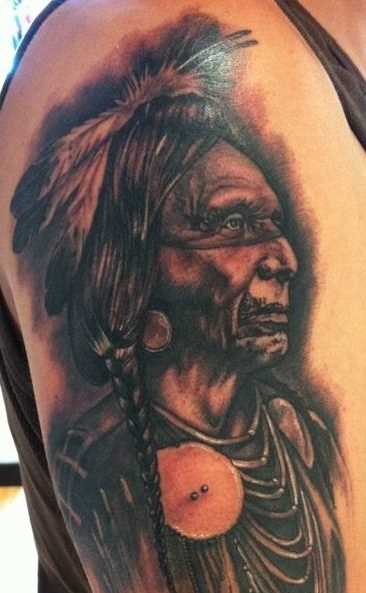 Tatuagem indiano no ombro do cara
