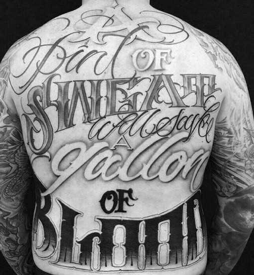 Tatuagem - lettering nas costas do cara no estilo chicano