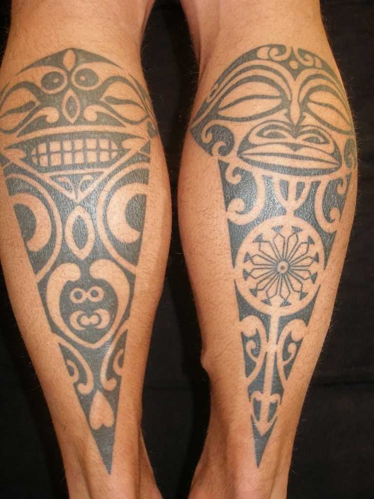 Tatuagem - maiianskie máscara no estilo da tribo sobre a perna de um cara