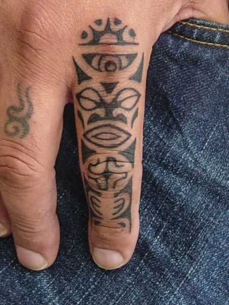 Tatuagem - maiianskie padrões de estilo tribal dos dedos de um cara