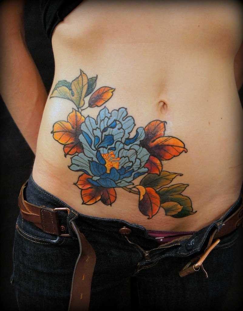 Tatuagem n estômago da menina - flor