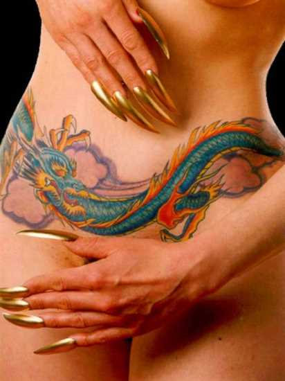 Tatuagem na barriga da garota - dragão