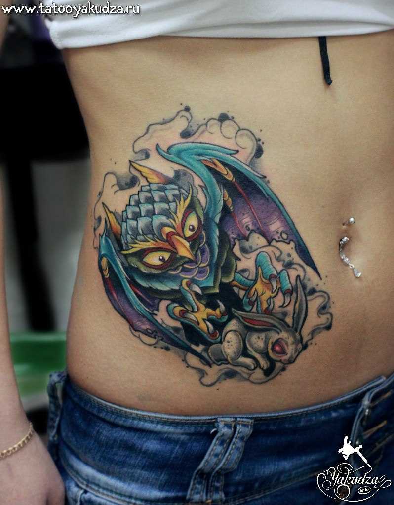 Tatuagem na barriga da menina - a coruja e a lebre