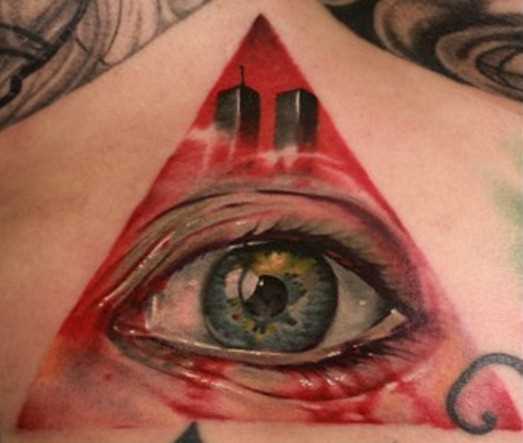 Tatuagem na barriga da menina - a pirâmide com o olho
