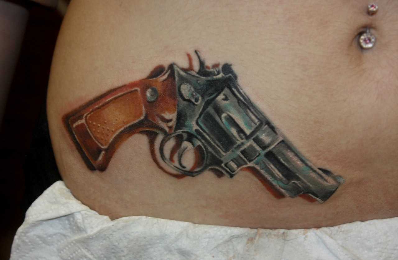 Tatuagem na barriga da menina - arma