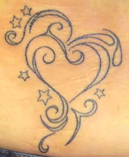 Tatuagem na barriga da menina, coração e estrela