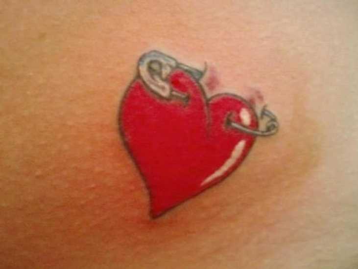 Tatuagem na barriga da menina - coração em bulavke