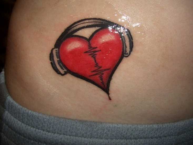 Tatuagem na barriga da menina - coração em seus fones de ouvido e o pulso