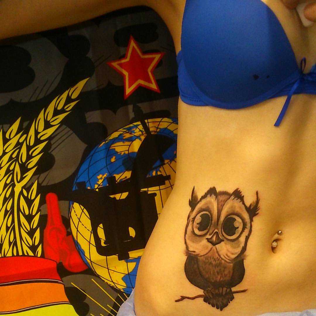 Tatuagem na barriga da menina - coruja