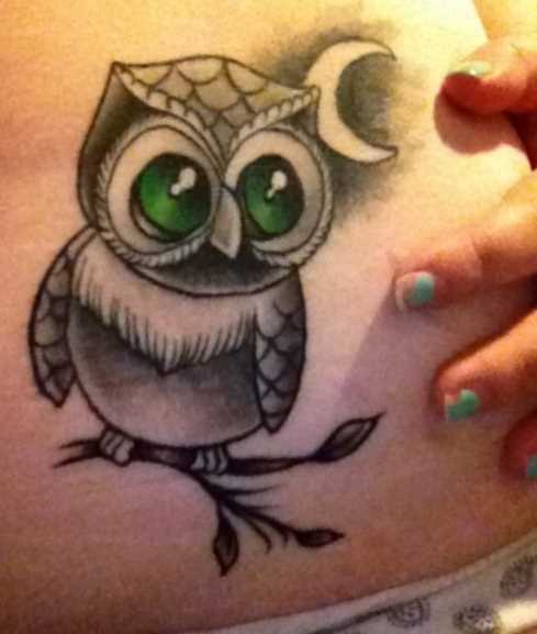 Tatuagem na barriga da menina - da-lua e coruja