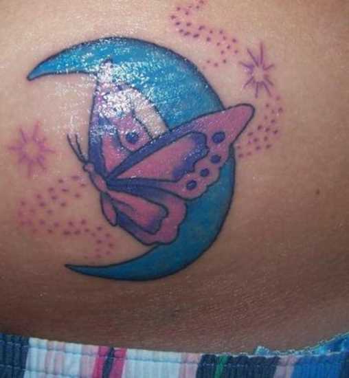 Tatuagem na barriga da menina - da-lua e uma borboleta