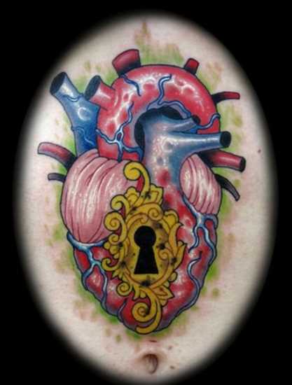 Tatuagem na barriga da menina de coração lite speed ® furo
