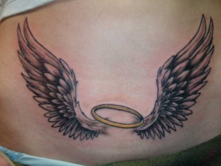 Tatuagem na barriga da menina - e o anel de asas