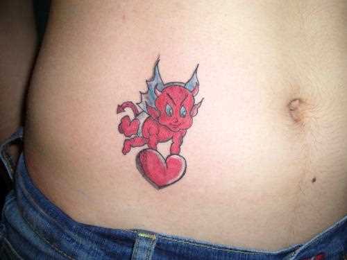 Tatuagem na barriga da menina - é um diabinho com o coração