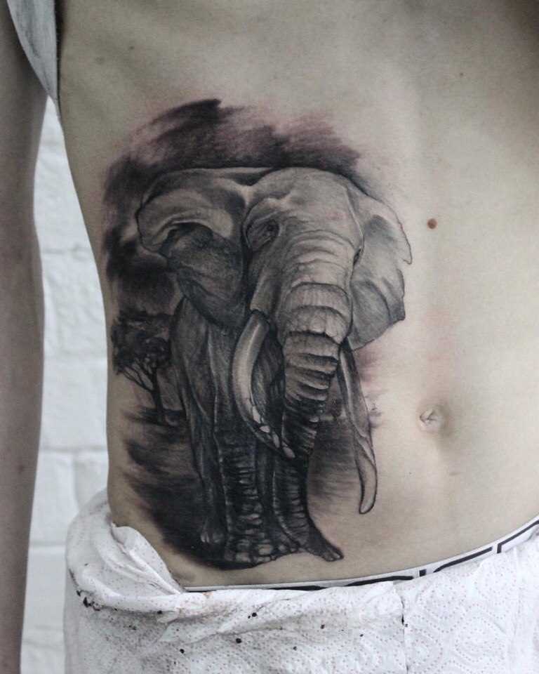 Tatuagem na barriga da menina - elefante