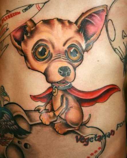 Tatuagem na barriga da menina em forma de cão