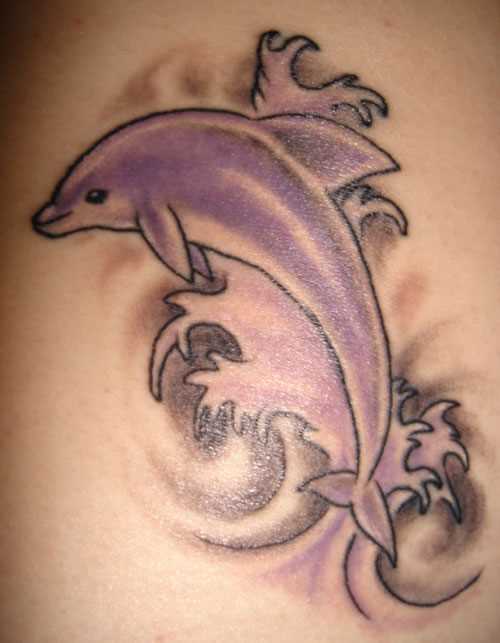 Tatuagem na barriga da menina - golfinho