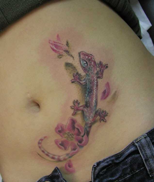 Tatuagem na barriga da menina - lagarto e sakura