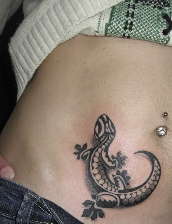 Tatuagem na barriga da menina - lagarto