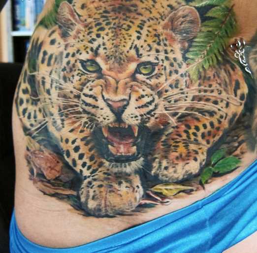 Tatuagem na barriga da menina - leopardo