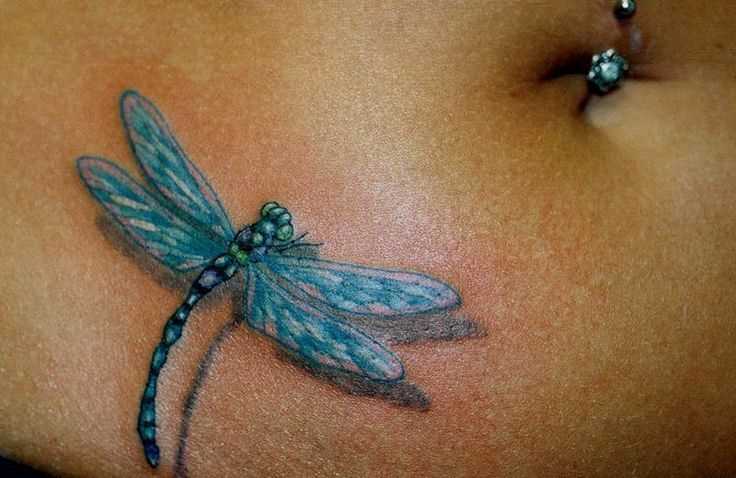 Tatuagem na barriga da menina - libélula