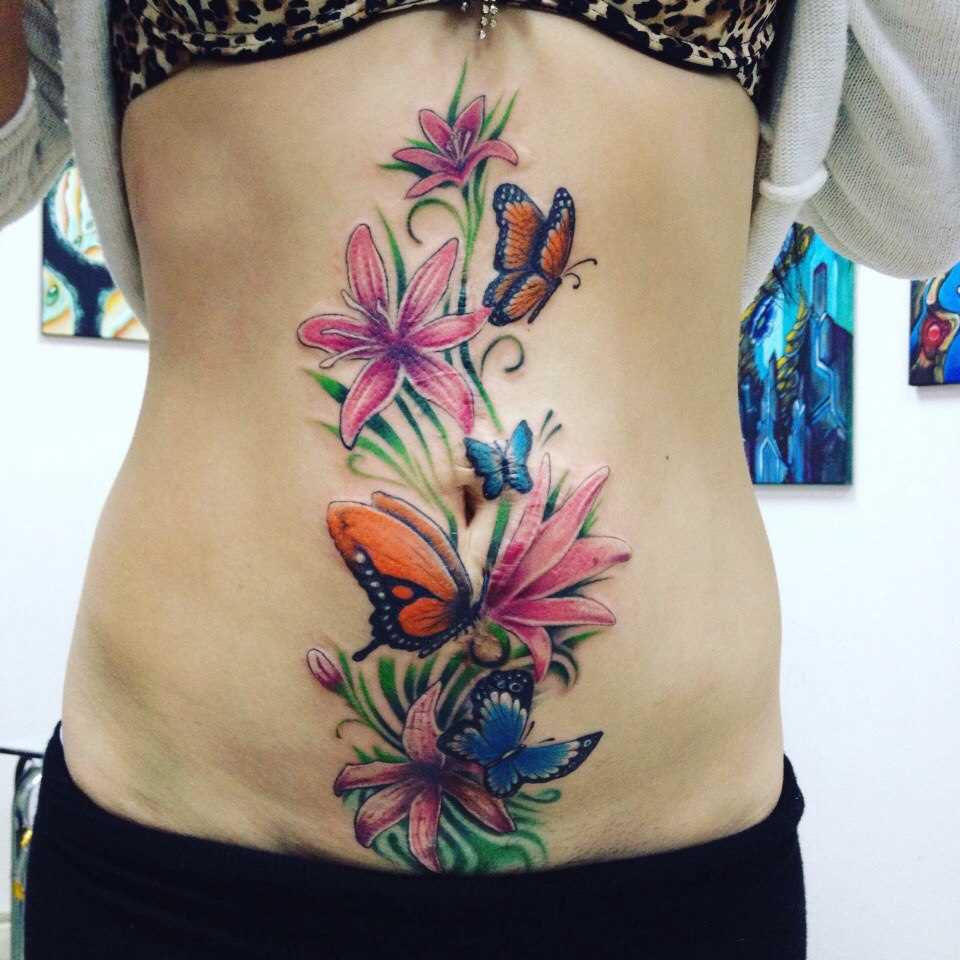 Tatuagem na barriga da menina lírios e borboletas
