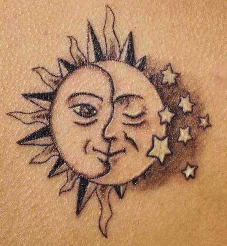 Tatuagem na barriga da menina - lua, o sol e as estrelas