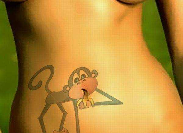 Tatuagem na barriga da menina - macaco com uma banana