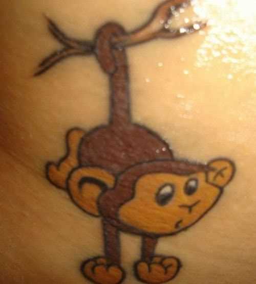 Tatuagem na barriga da menina - macaco no galho