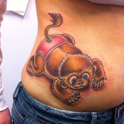 Tatuagem na barriga da menina - macaco